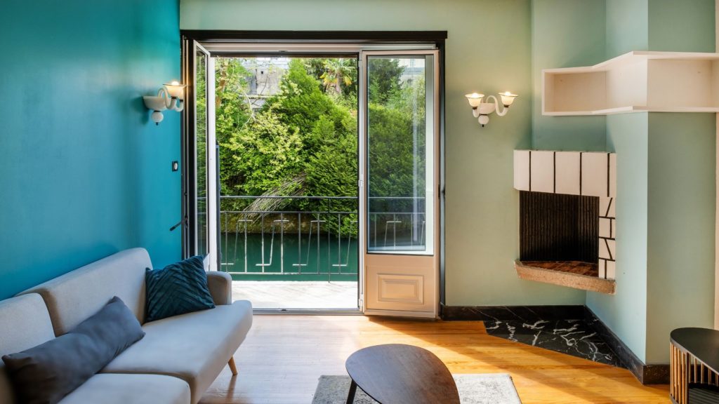 Espace de vie avec fenêtres ouvertes sur le canal - Appartements Lourdes, Appartement Vinuales