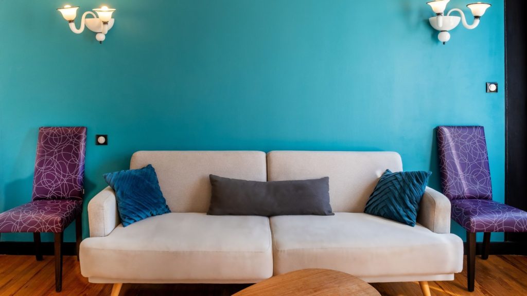 Canapé avec un mur bleu - Appartements Lourdes, Appartement Vinuales