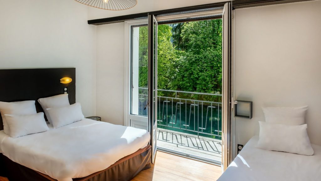 Grand Plan sur la chambre avec lit double et lit simple - Appartements Lourdes, Appartement Vinuales